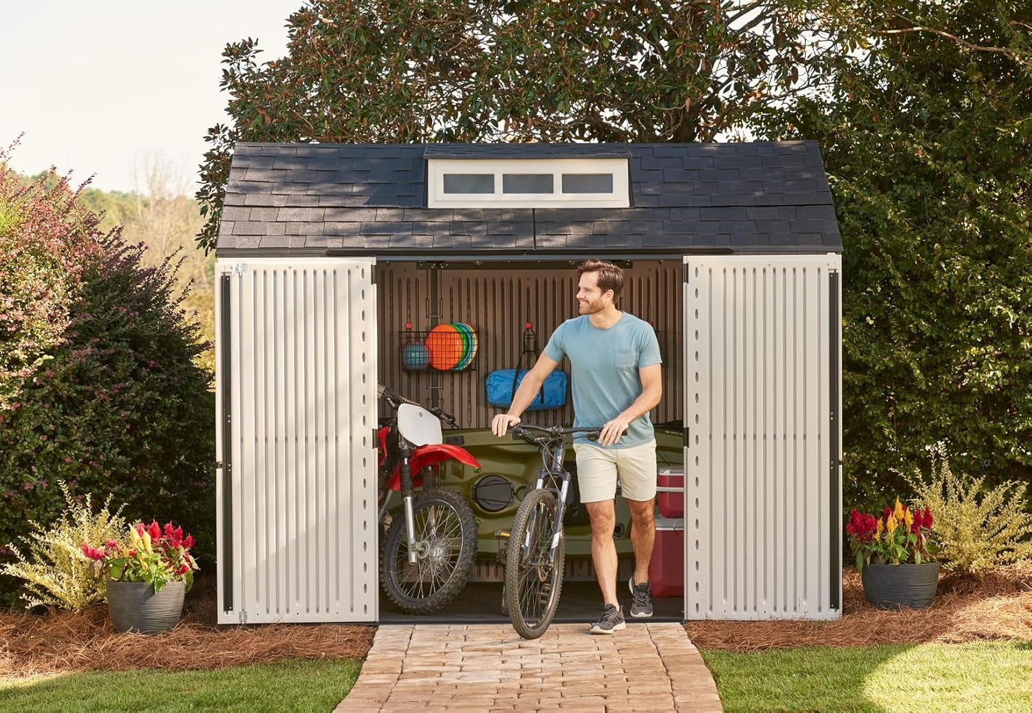 Rubbermaid resin garden shed with floor (2.13 x 2.13 m), weatherproof, grey, for storing garden tools, lawnmowers, bicycles and pool accessories